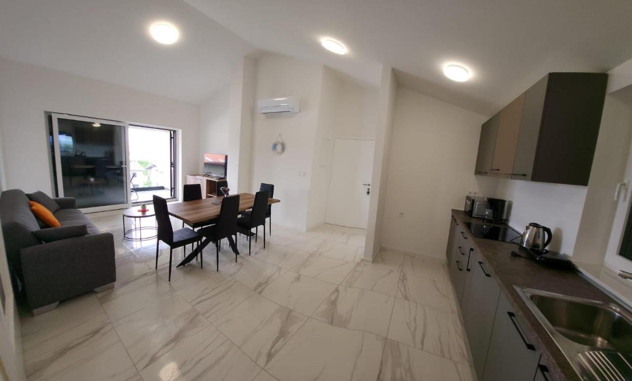 Apartmani M&L I M&J Малинска Экстерьер фото