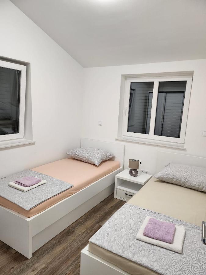 Apartmani M&L I M&J Малинска Экстерьер фото