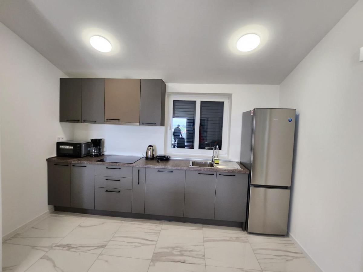 Apartmani M&L I M&J Малинска Экстерьер фото