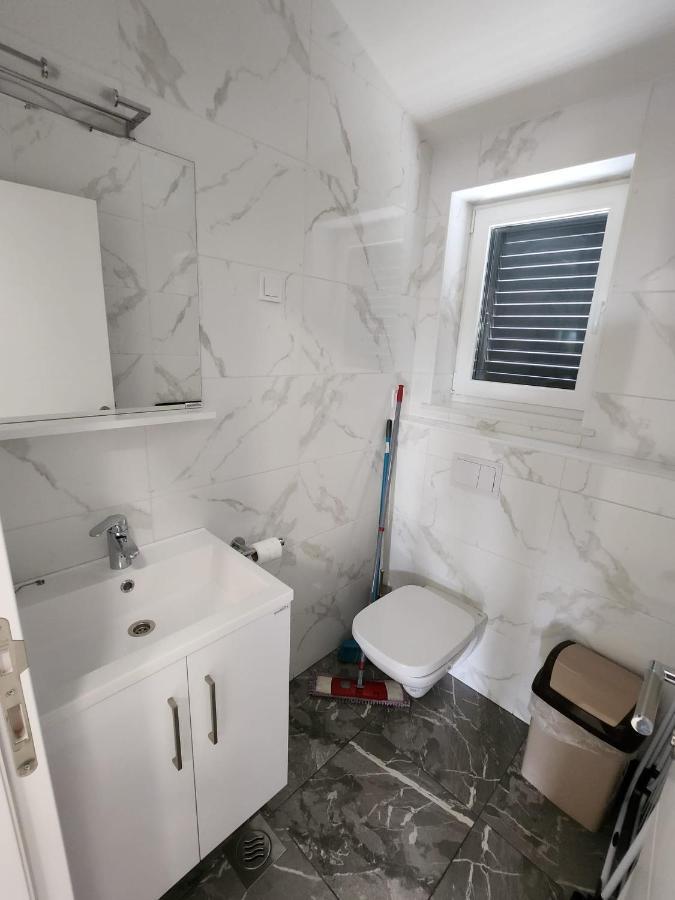Apartmani M&L I M&J Малинска Экстерьер фото