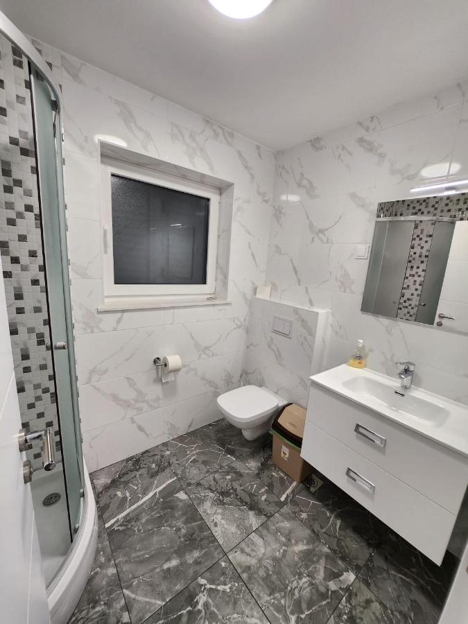 Apartmani M&L I M&J Малинска Экстерьер фото