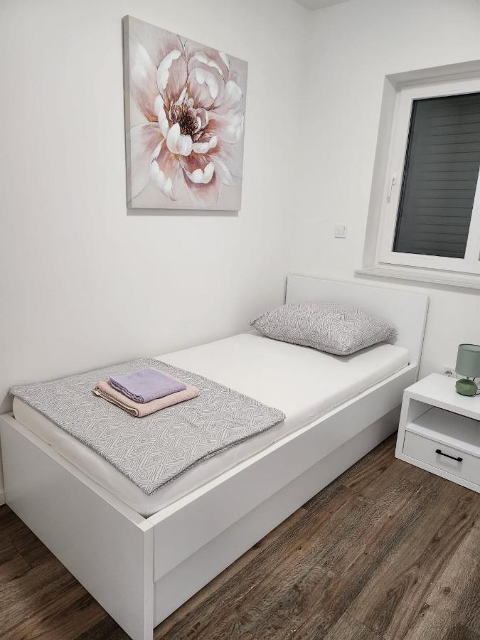Apartmani M&L I M&J Малинска Экстерьер фото